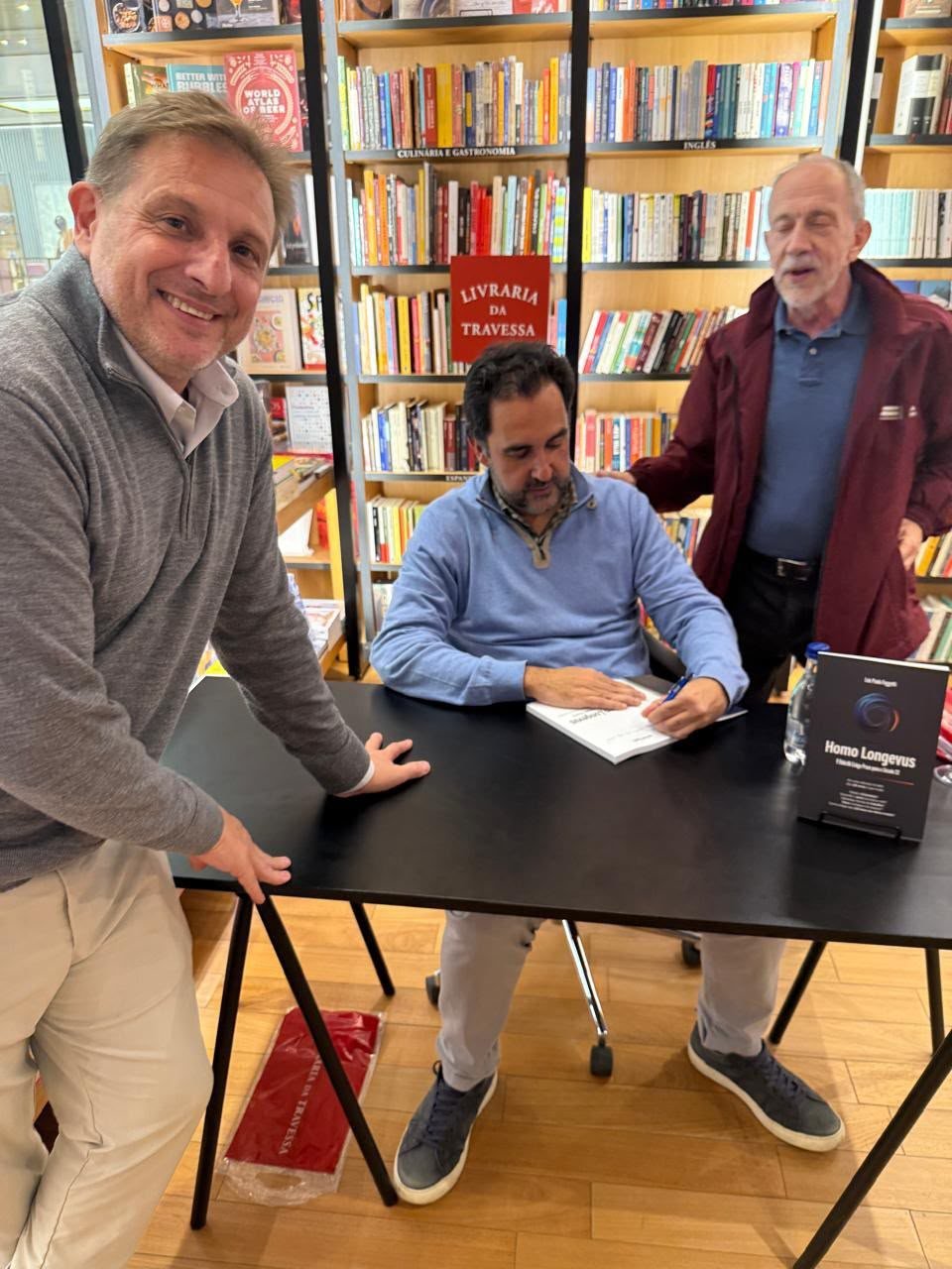 Sessão de autógrafos de Homo Longevus em uma livraria
