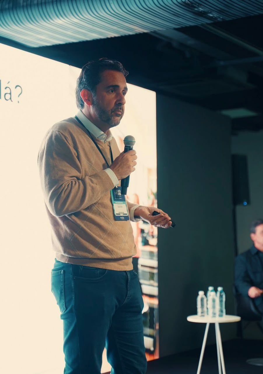 Luiz Paulo Foggetti falando ao microfone durante uma palestra